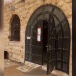 Puertas del Teatro Al-Hakawati en Jerusalén Oriental tras la suspensión de la exposición como parte de la operación Escudo de la Capital (Photo: Israel Police Spokesperson)