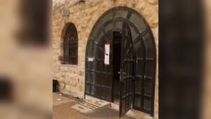 Mga pintuan ng Al-Hakawati Theatre sa Silangang Herusalem matapos ipahinto ang eksibisyon bilang bahagi ng Operasyong Kalasag ng Kabisera (Photo: Israel Police Spokesperson)