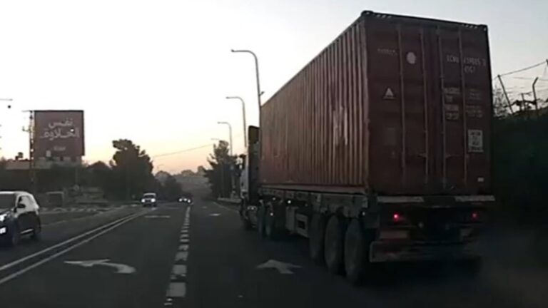 משאית פול-טריילר שנעצרה על ידי המשטרה באזור חברון