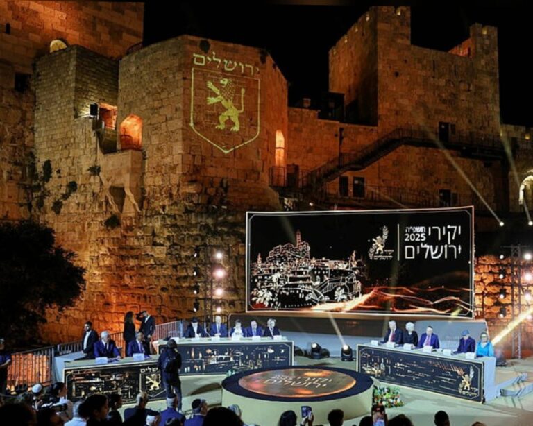 La cérémonie des Citoyens d'honneur de Jérusalem l'année dernière avec les murailles de la Vieille Ville et la Tour de David en arrière-plan la nuit