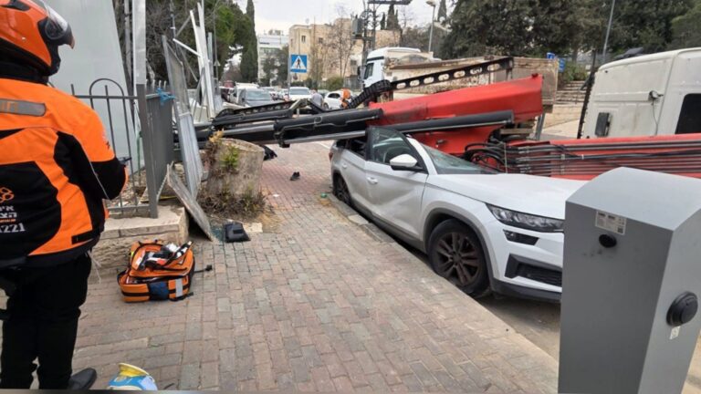 זירת התאונה ברחוב רבדים בשכונת ארנונה בירושלים לאחר התהפכות משאית מנוף