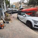 Local do incidente na Rua Revadim, no bairro de Arnona, em Jerusalém, após o tombamento de um caminhão-guindaste