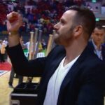 אורי אלון מול אוהדי הפועל ירושלים בכדורסל שחלקם אוהדי הפועל ירושלים בכדורגל