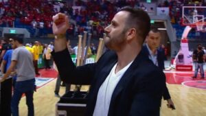 אורי אלון מול אוהדי הפועל ירושלים בכדורסל שחלקם אוהדי הפועל ירושלים בכדורגל