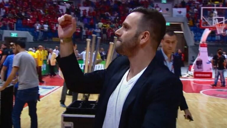 אורי אלון מול אוהדי הפועל ירושלים בכדורסל שחלקם אוהדי הפועל ירושלים בכדורגל