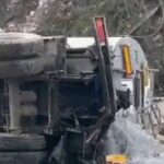 מיכלית דלק שהתהפכה בצד הדרך סמוך לפסגת זאב ובית חנינה בירושלים