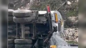 מיכלית דלק שהתהפכה בצד הדרך סמוך לפסגת זאב ובית חנינה בירושלים