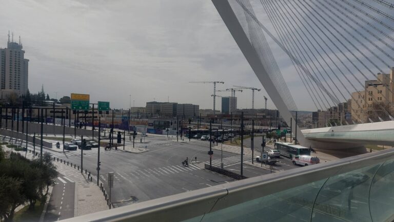 Carrefour à l’entrée de Jérusalem près des projets de transport et de développement urbain approuvés dans le nouveau budget