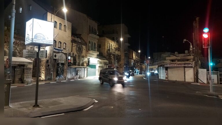 Centre-ville de Jérusalem la nuit dans le cadre d’une enquête sur un réseau de prostitution