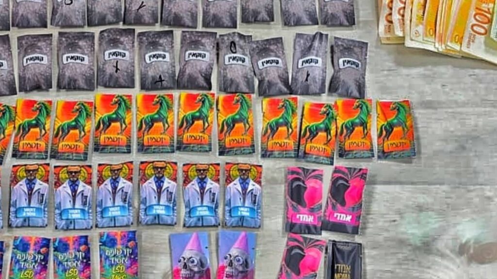 עשרות מנות סמים מסוכנים וכסף מזומן שנתפסו בפעילות משטרתית בירושלים