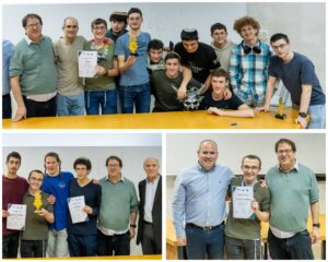 תלמידי הישיבות התיכוניות מירושלים עם תעודות ופרסים לאחר הזכייה באולימפיזיקה בפיזיקה