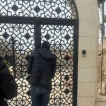 שוטרי מחוז ירושלים בזמן נעילת שער מועדון מגדל החסידה בעיר העתיקה בירושלים לאחר הוצאת צו סגירה