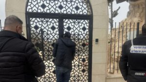 שוטרי מחוז ירושלים בזמן נעילת שער מועדון מגדל החסידה בעיר העתיקה בירושלים לאחר הוצאת צו סגירה