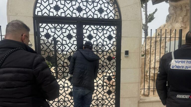 שוטרי מחוז ירושלים בזמן נעילת שער מועדון מגדל החסידה בעיר העתיקה בירושלים לאחר הוצאת צו סגירה