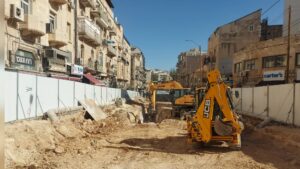 עבודות תשתית וחפירות ברחוב קינג ג’ורג’ במרכז ירושלים עם דחפורים ואבק כבד