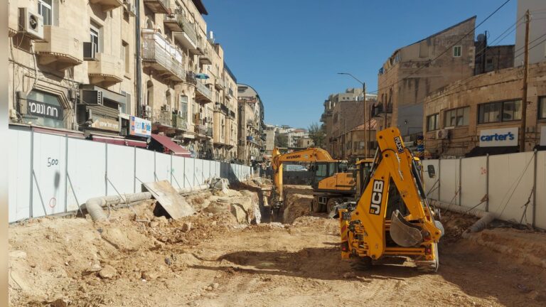 עבודות תשתית וחפירות ברחוב קינג ג’ורג’ במרכז ירושלים עם דחפורים ואבק כבד