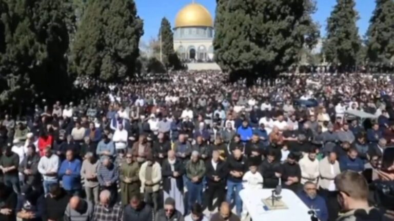 עשרות אלפי מתפללים במתחם אל אקצא בהר הבית בירושלים ביום שישי הראשון של רמדאן 2026