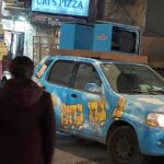 רכב עם ציור בעברית ברחוב בשכונה חרדית בירושלים סמוך לחנויות תחפושות לקראת פורים