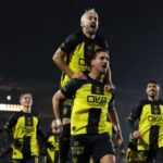 שחקני בית"ר ירושלים ובראשם עומר אצילי וירדן שועה חוגגים שער