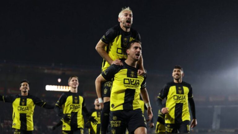 שחקני בית"ר ירושלים ובראשם עומר אצילי וירדן שועה חוגגים שער