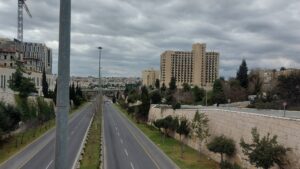 Шоссе Бегин в Иерусалиме пусто с началом второй войны между Израилем и Ираном