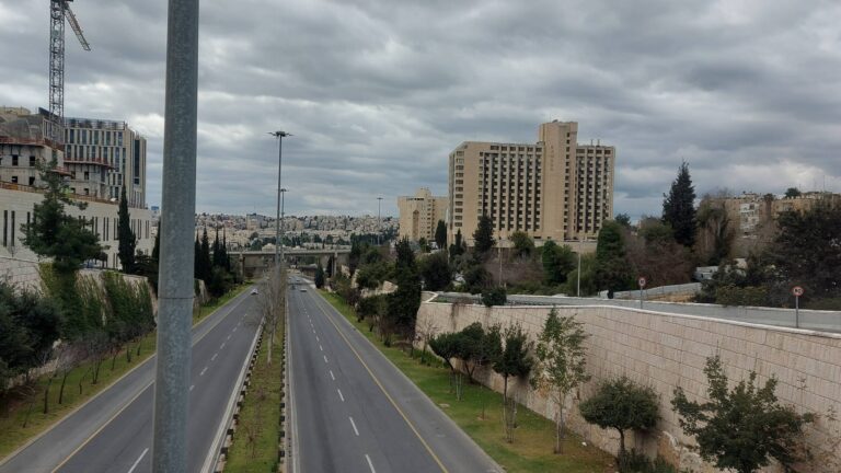כביש בגין בירושלים ריק מתנועה עם פתיחת המלחמה השנייה בין ישראל לאיראן