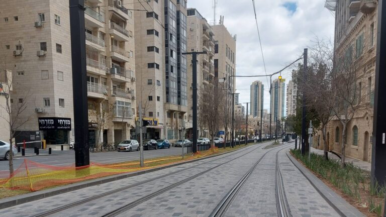 Jérusalem en état d’urgence dans le contexte de la guerre avec l’Iran, rues calmes et transports réduits