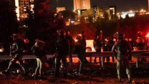 Сотрудники полиции Иерусалимского округа и Пограничной полиции на месте ночного падения на центральной дороге в Иерусалиме