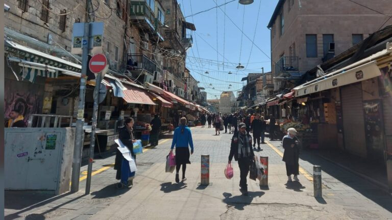 שוק מחנה יהודה בירושלים ממשיך לפעול בין אזעקות בזמן מבצע "שאגת הארי"