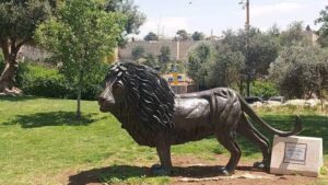 פסל האריה בירושלים על רקע חומות העיר העתיקה