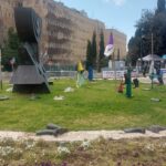 מיצג מחאת הרפתנים עם מגפי עבודה מול הכנסת בירושלים