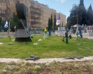 مجسم احتجاج أحذية مزارعي الألبان أمام الكنيست في القدس