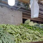 פול ירוק טרי בדוכן ירקות בשוק מחנה יהודה בירושלים