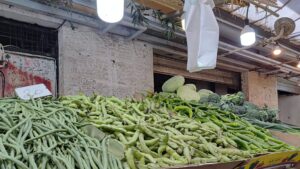 פול ירוק טרי בדוכן ירקות בשוק מחנה יהודה בירושלים