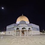 כיפת הסלע במתחם הר הבית בירושלים סמוך למסגד אל אקצא בשעות הלילה