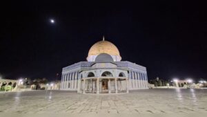 כיפת הסלע במתחם הר הבית בירושלים סמוך למסגד אל אקצא בשעות הלילה
