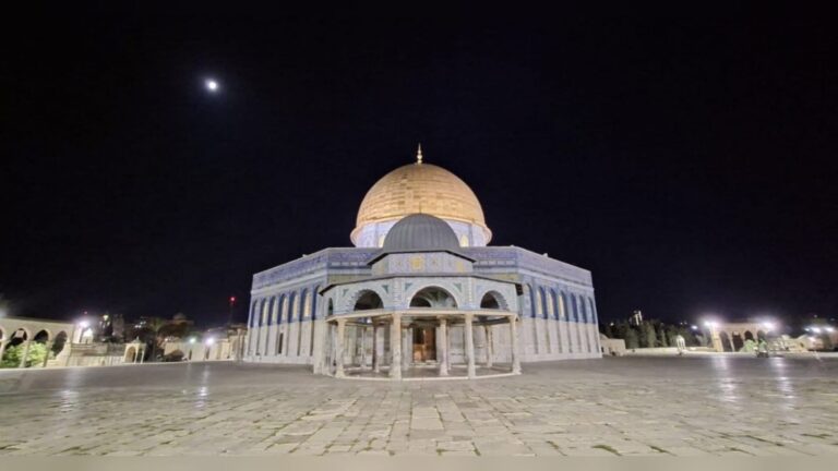 Le Dôme du Rocher sur l’esplanade du Mont du Temple à Jérusalem près de la mosquée Al-Aqsa la nuit