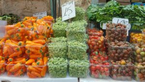 תרמילי חומוס ירוקים, "חאמלה מלאנה", בדוכן בשוק מחנה יהודה בירושלים