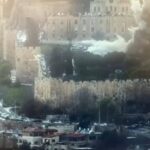 עשן סמוך לחומות העיר העתיקה בירושלים לאחר פגיעת חלקי טיל מאיראן