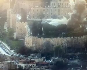 עשן סמוך לחומות העיר העתיקה בירושלים לאחר פגיעת חלקי טיל מאיראן