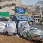 שקי גניזה ליד מיכל כחול ברחובות ירושלים לקראת פסח 2026