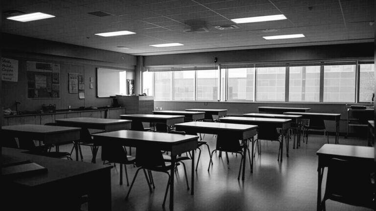 Salle de classe vide dans une école à Jérusalem sans élèves