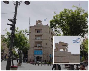 האריה על בניין ג'נרלי במרכז ירושלים מעל רחוב יפו בזמן עבודות הרכבת הקלה