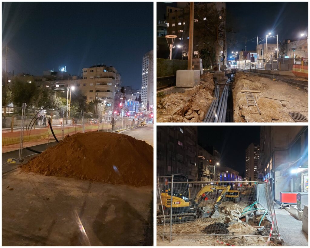 עבודות חפירה ותשתית בלילה במרכז ירושלים עם ערימות עפר, צנרת וכלים הנדסיים