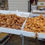 דוכן עוגיות לפסח בשוק מחנה יהודה בירושלים עם עוגיות קוקוס ובוטנים מסורתיות