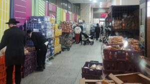 קניות לפסח בירושלים עם מדפי חמץ מופרדים בכניסה לסופרמרקט