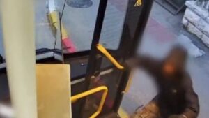 תקיפת נהג אוטובוס בירושלים כפי שתועדה בתוך האוטובוס