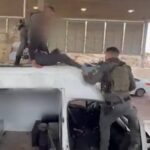 לוחמי מג״ב עוטף ירושלים מטפסים על גג רכב מסחרי במעבר הטבעת במהלך מעצר חשוד בהברחת שוהים בלתי חוקיים