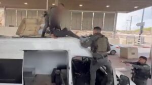 לוחמי מג״ב עוטף ירושלים מטפסים על גג רכב מסחרי במעבר הטבעת במהלך מעצר חשוד בהברחת שוהים בלתי חוקיים