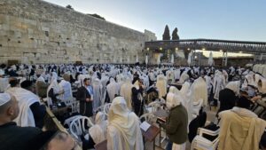 מתפללים בברכת הכהנים ברחבת הכותל המערבי בירושלים במהלך חג הפסח